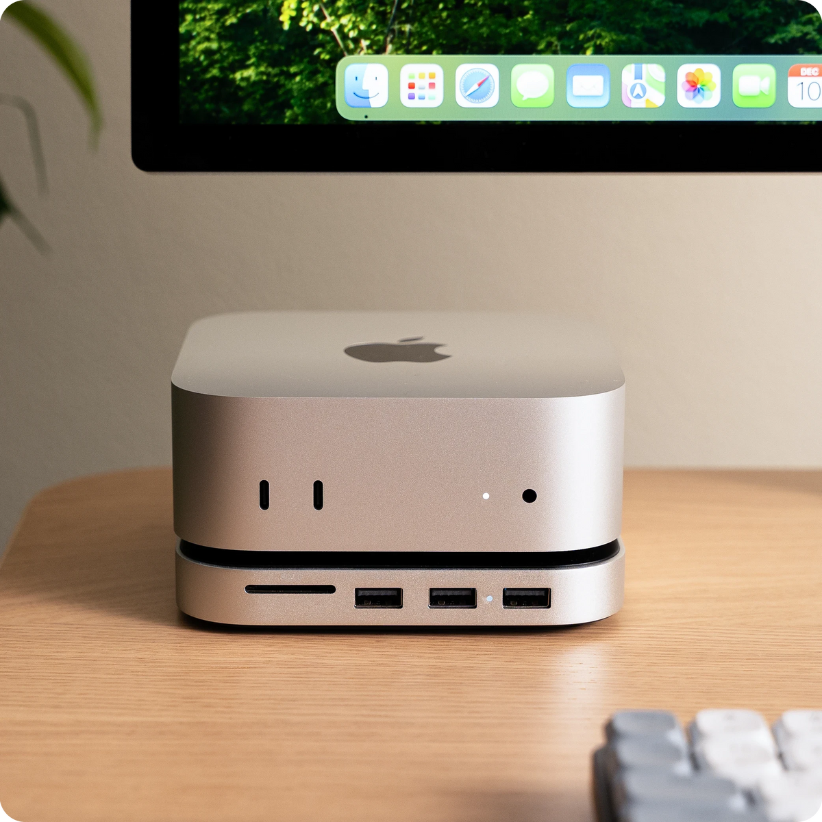Mac Mini M6/M5 Pro/M4 Stand & Hub with SSD Enclosure under a Mac mini on a wooden desk