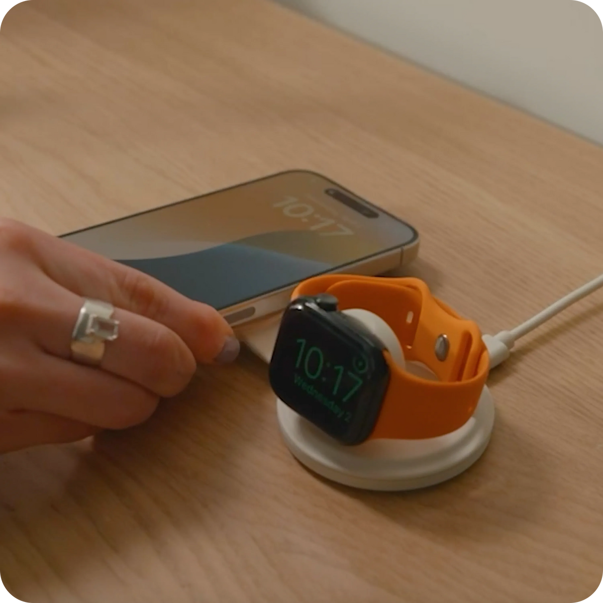 OntheGo™ 2-in-1 Charger Satechi Sand