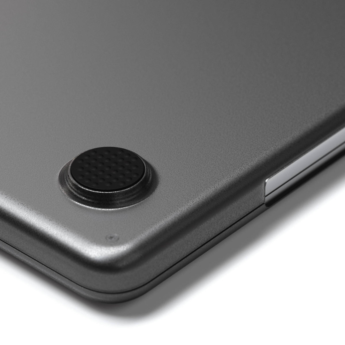 Eco-Hardshell Case for MacBook Air M2 in Dark, close up of a rubber foot on the bottom shell